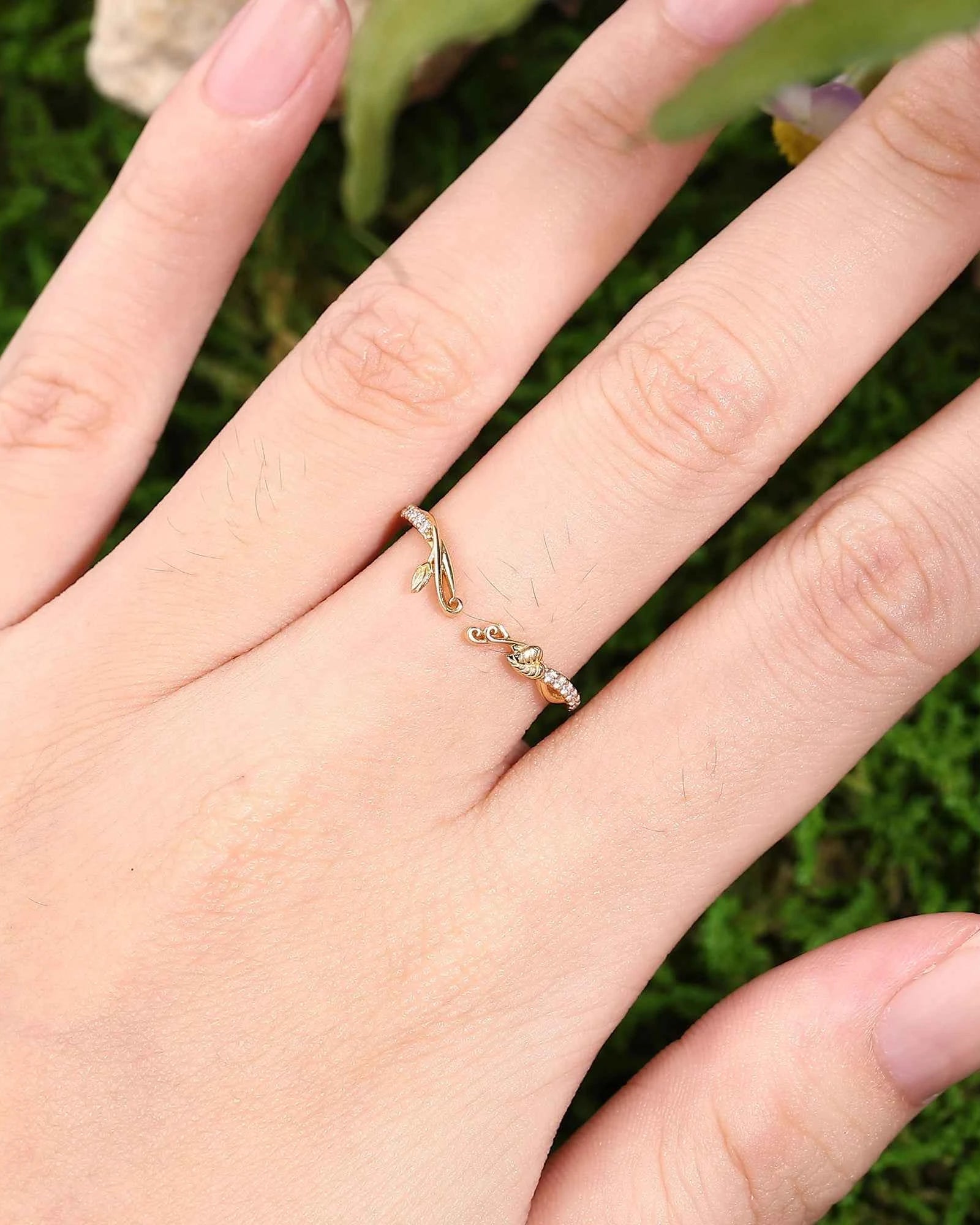 Leaf Inspired | Moning Glory Leaf Curved Wedding Band