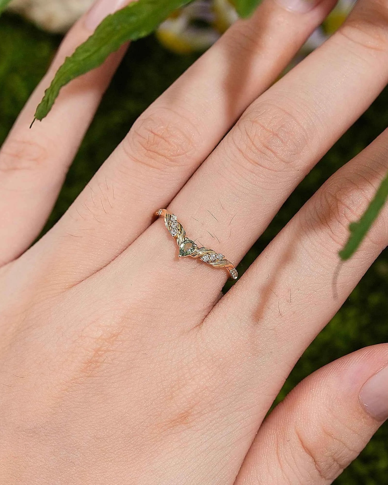 Leaf Inspired | Leaf Clover Curved Wedding Band