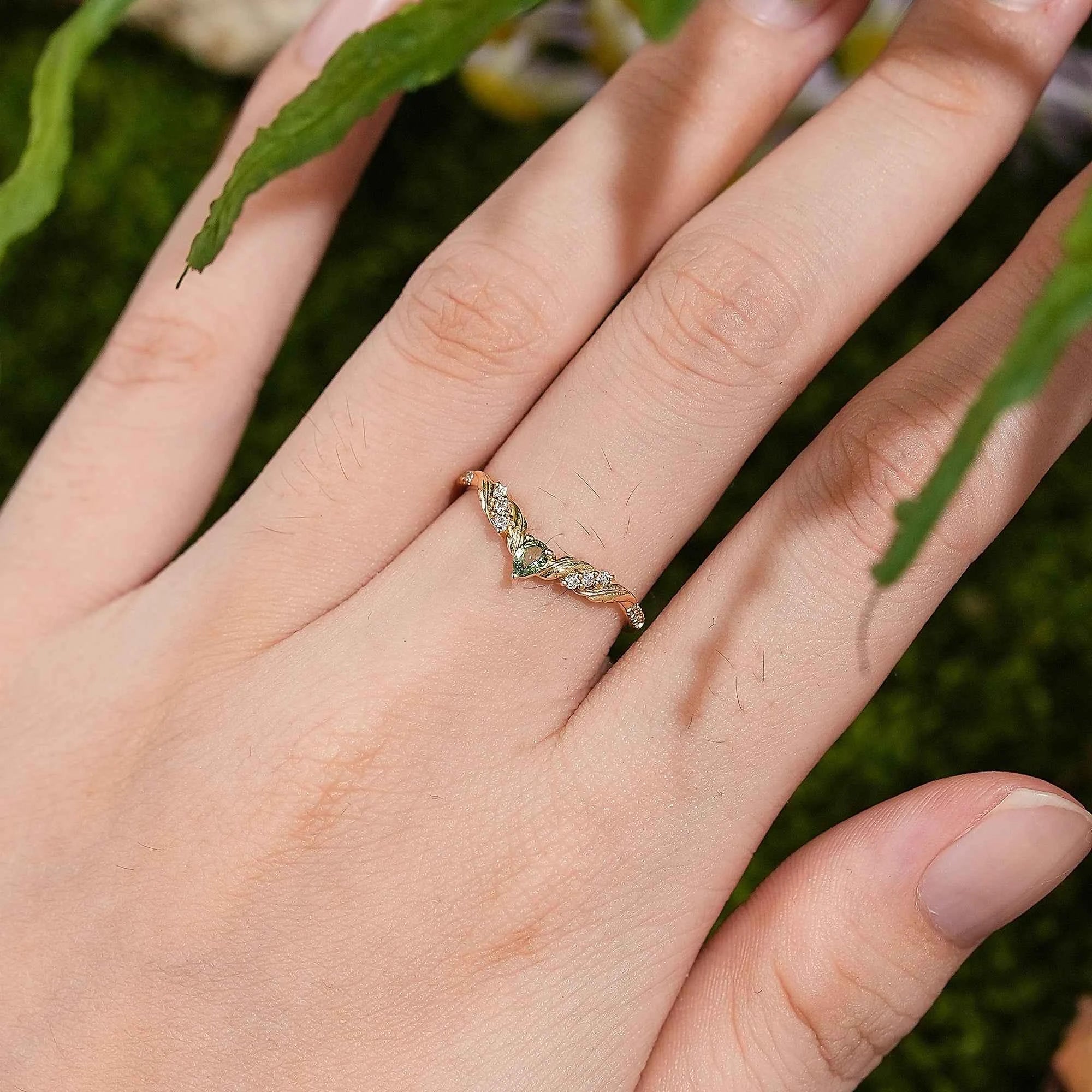 Leaf Inspired | Leaf Clover Curved Wedding Band