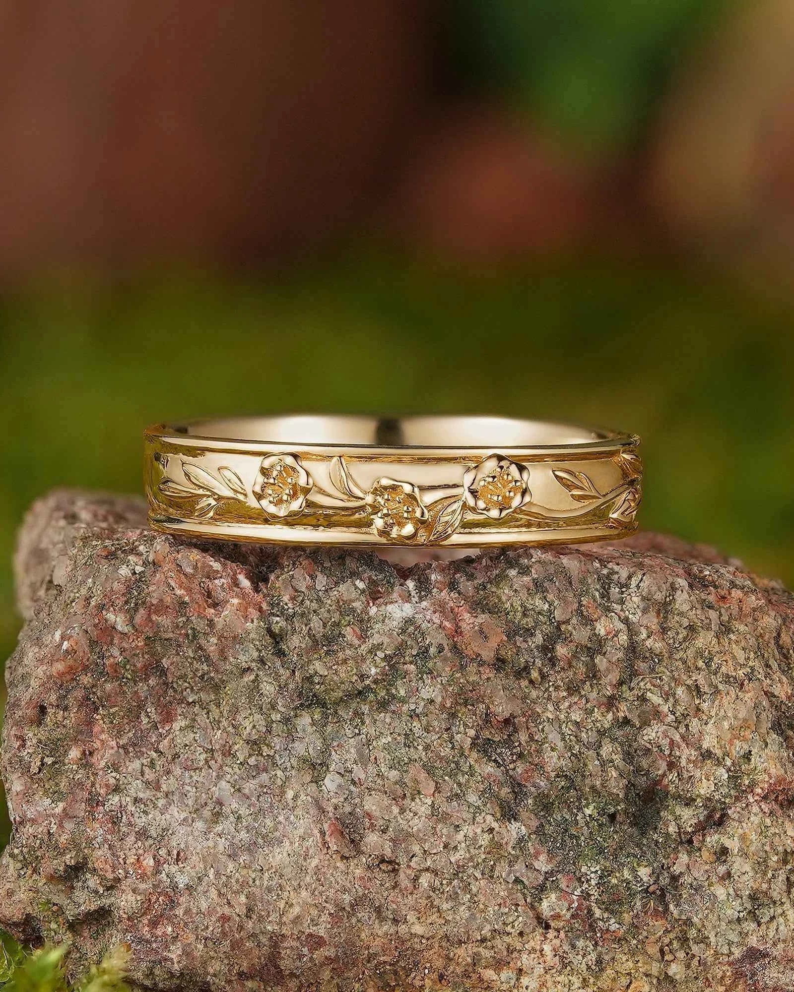 Floral Inspired | Daffodils Design Gold Wedding Band