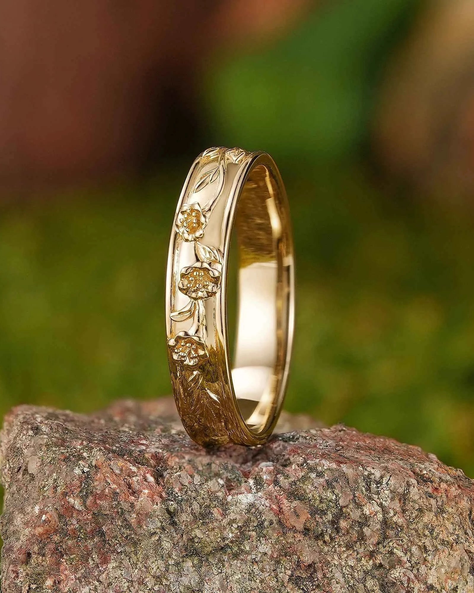 Floral Inspired | Daffodils Design Gold Wedding Band