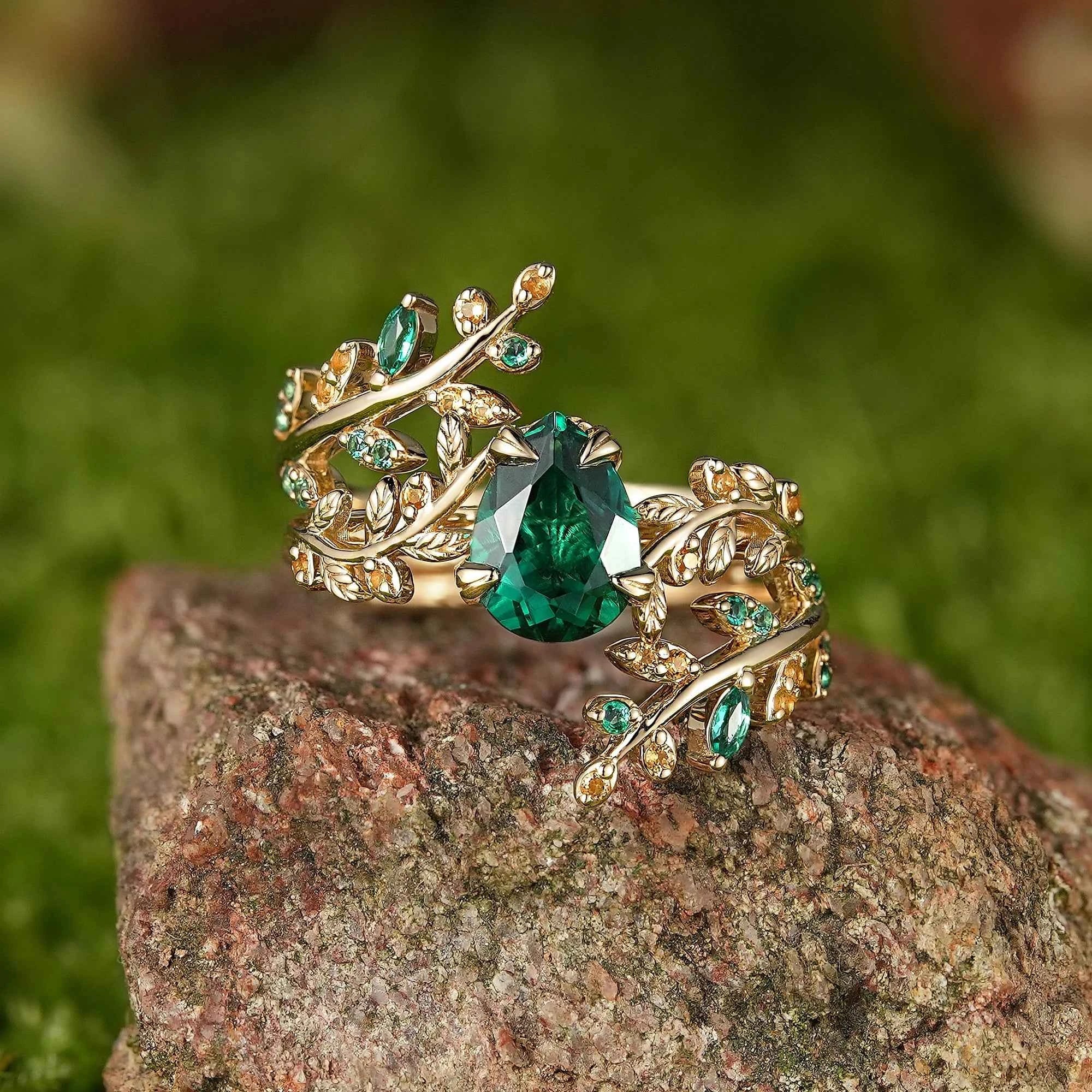 LCCjewelry | Vintage pear cut emerald engagement ring set