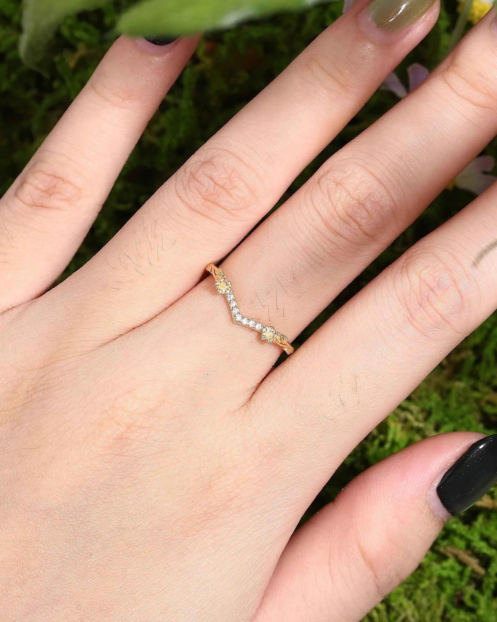 Floral Inspired | Morning Glory Design Curved Wedding Band