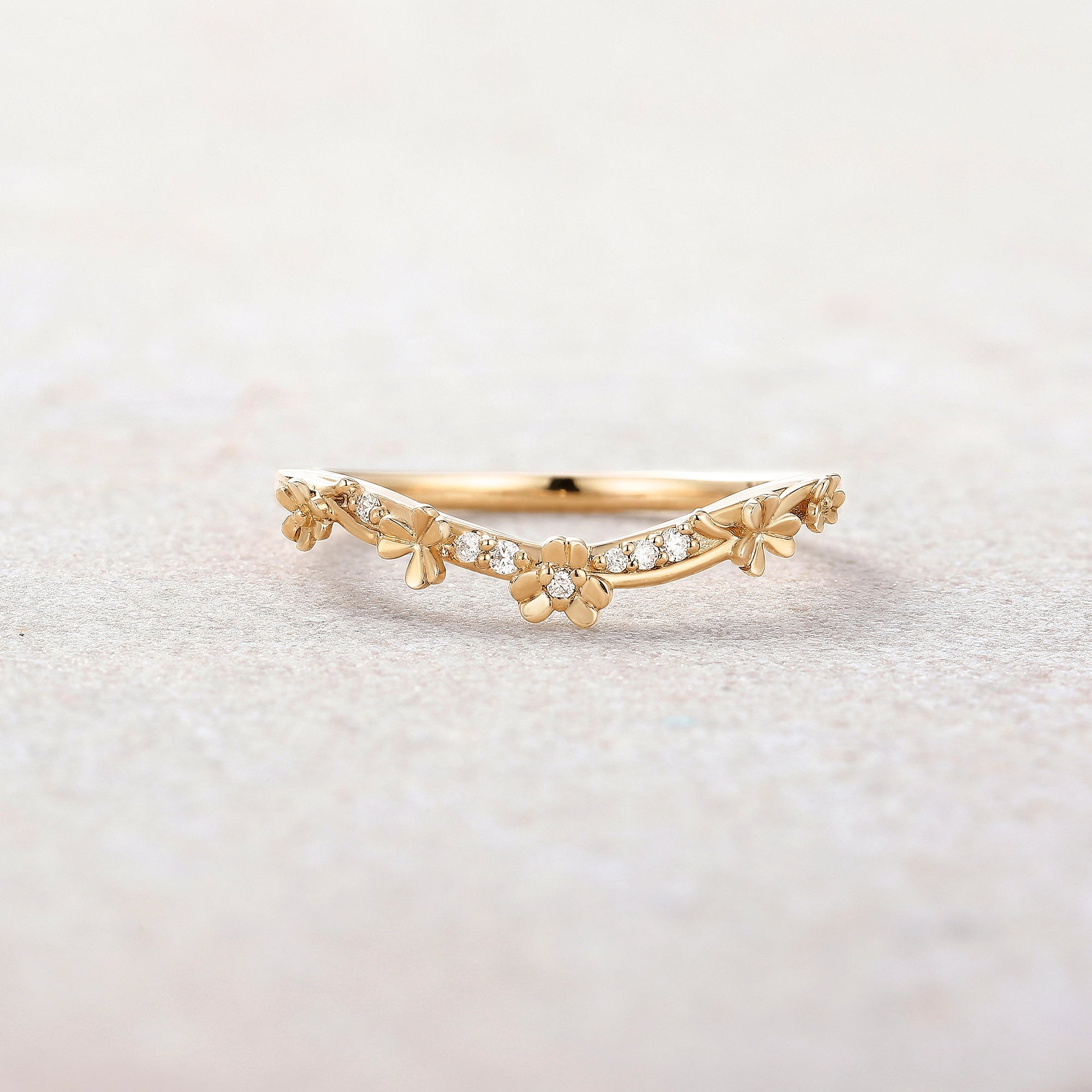 Leaf Inspired | Leaf Clover Curved Wedding Band