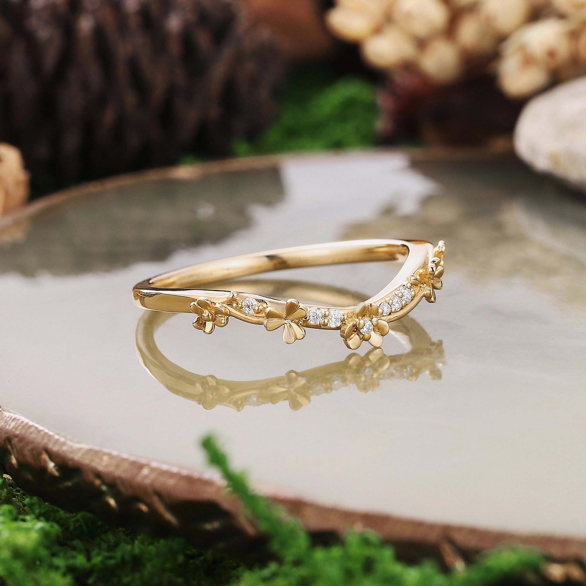 Leaf Inspired | Leaf Clover Curved Wedding Band