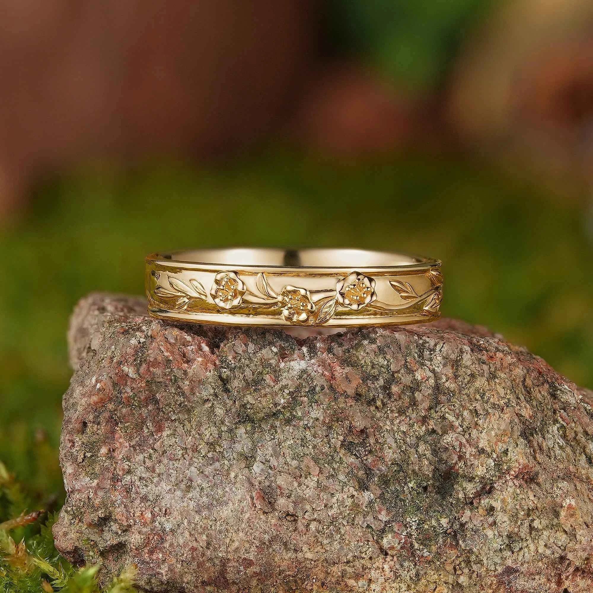 Floral Inspired | Daffodils Design Gold Wedding Band