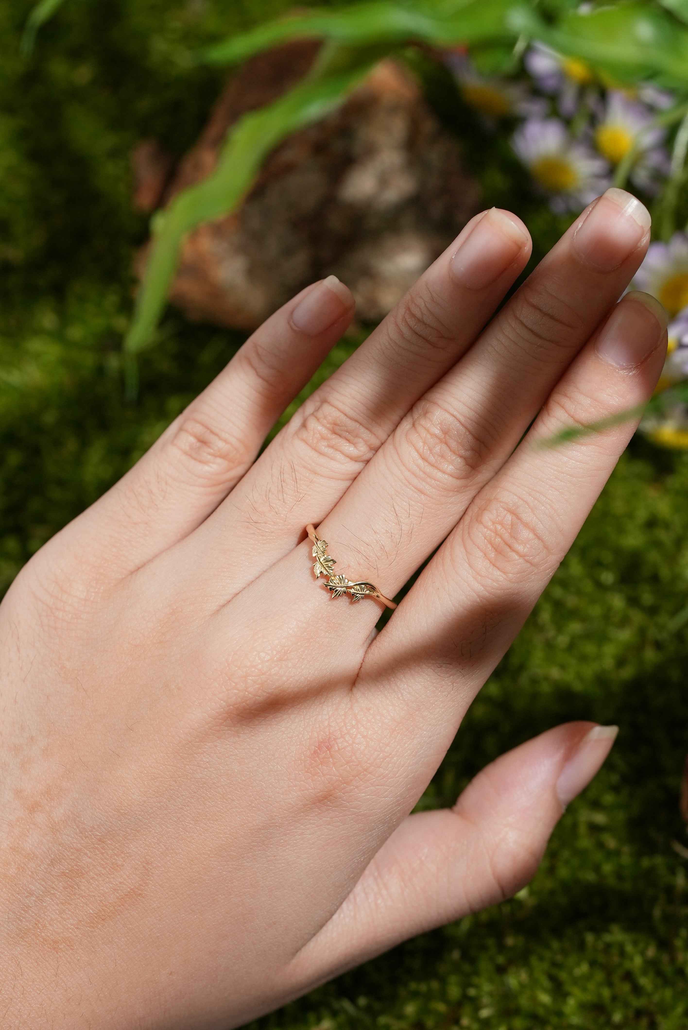 Leaf Inspired | Unique Maple Leaf Design Curved Wedding Band